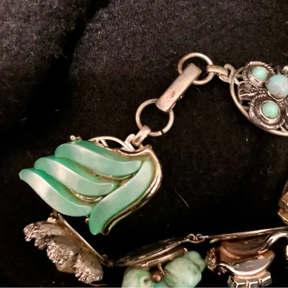 Vintage 1950s/60s Turquoise Tone Charm Bracelet – Gold Tone – Unsigned - Picture 5 of 8